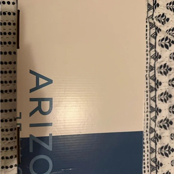 NWT Size 9/10 Arizona Jean Company Women's Black Plush Slippers - Picture 2 of 4